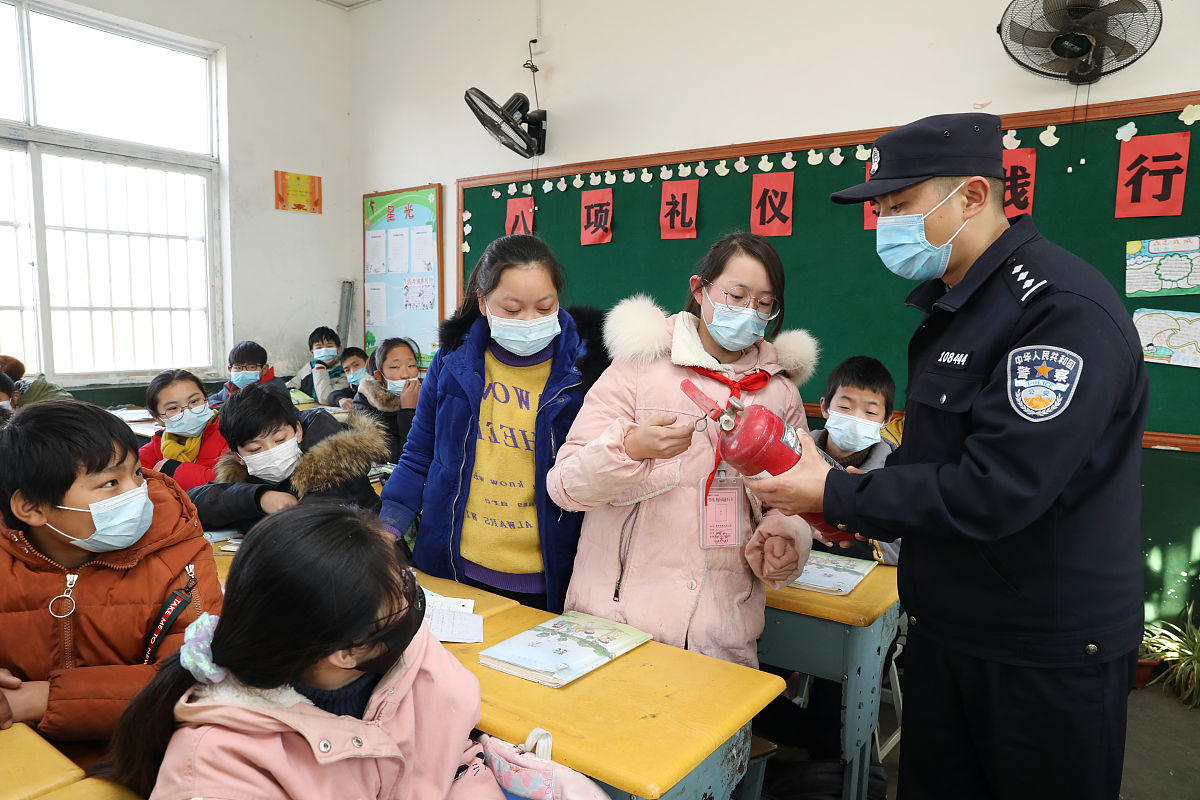 2021年1月19日,江苏省扬州市宝应县射阳湖镇天平小学,民警向学生讲解
