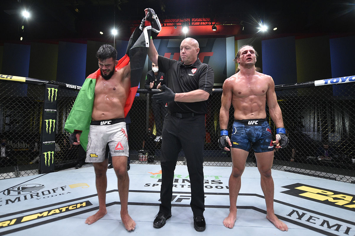 以专业解说的角度解说一下WWE 第1538期 由鲍比击败阿里的比赛