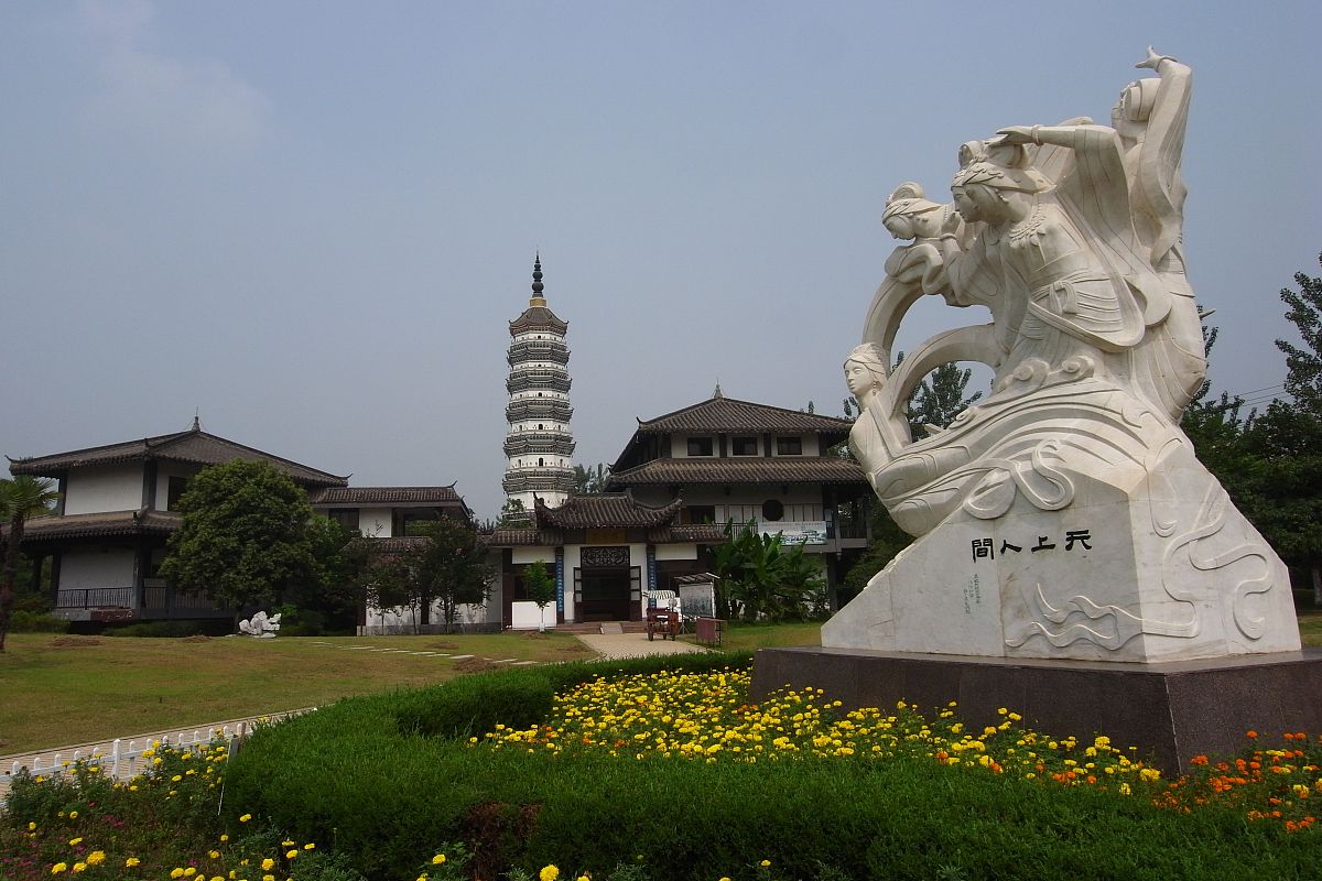 皖西地区位于安徽省皖西旅游 交通便利皖西地区的交通和交通网络已经得到了很好的发展便利了游客的出行以下是一些常用的交通方式：1 长途汽车：皖西地区有许多省际公路和高速公路长途汽车可以直接到达各个景点和城市。2 铁路：合福铁路和皖南高铁经过皖西地区的部分地方游客可以通过火车到达目的地。3 航空：德阳机场、黄山机场、池州机场等皖西地区的机场均有航班直接到达国内外各大城市。4 自驾游：皖西地区的道路条件优