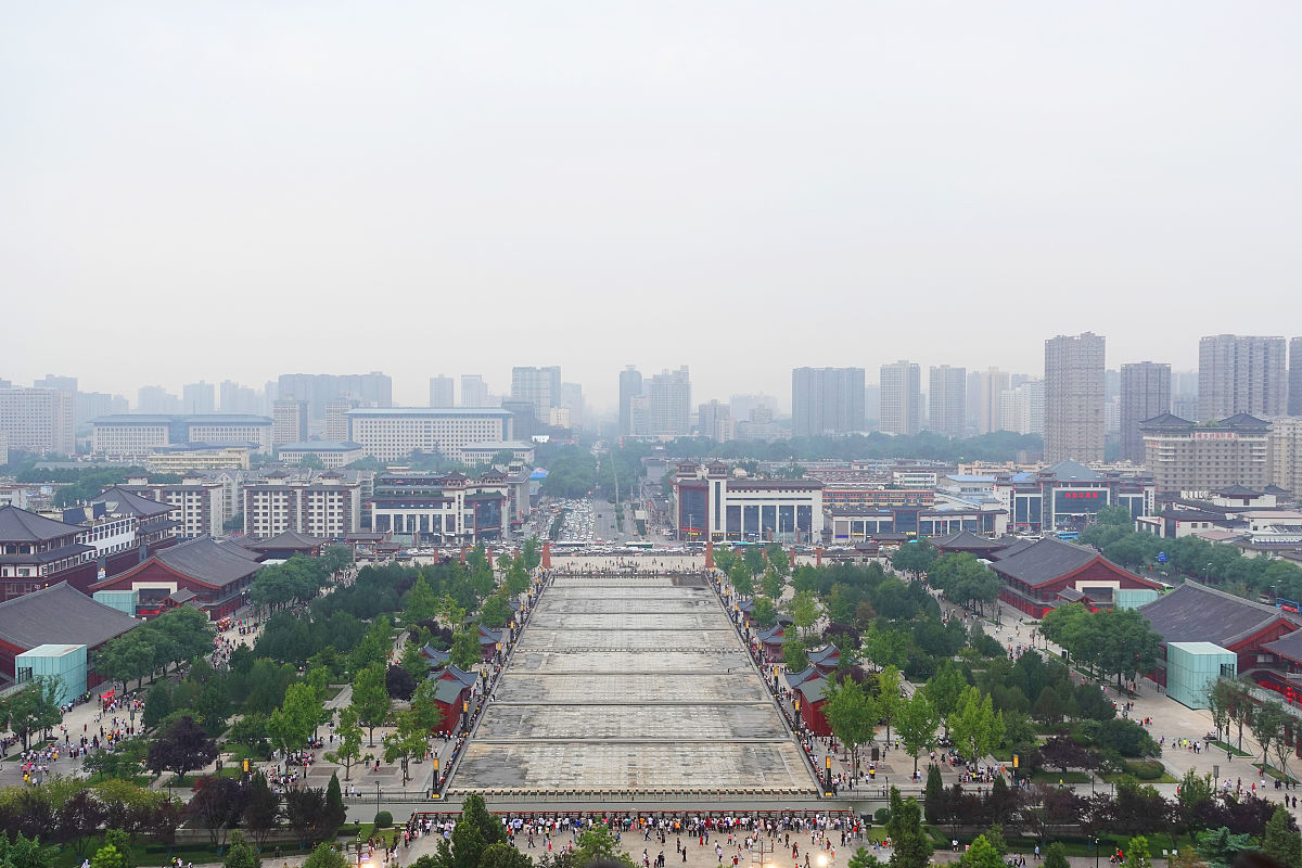 雅思口语part2 1 郑州是位于中国中部的一座历史悠久的城市是河南省的省会。2 郑州拥有丰富多彩的文化遗产和历史景点如少林寺、嵩山、大禹陵等。3 郑州是中国的中心城市之一是中国重要的交通枢纽拥有高速公路、铁路和航空港。4 郑州还是中国经济发展的重要城市是中部地区的经济中心拥有许多知名企业和产业园区。5 郑州的美食文化也非常丰富有着许多特色小吃和美食如烩面、烩饼、烩馍等。6 郑州的气候属于温带