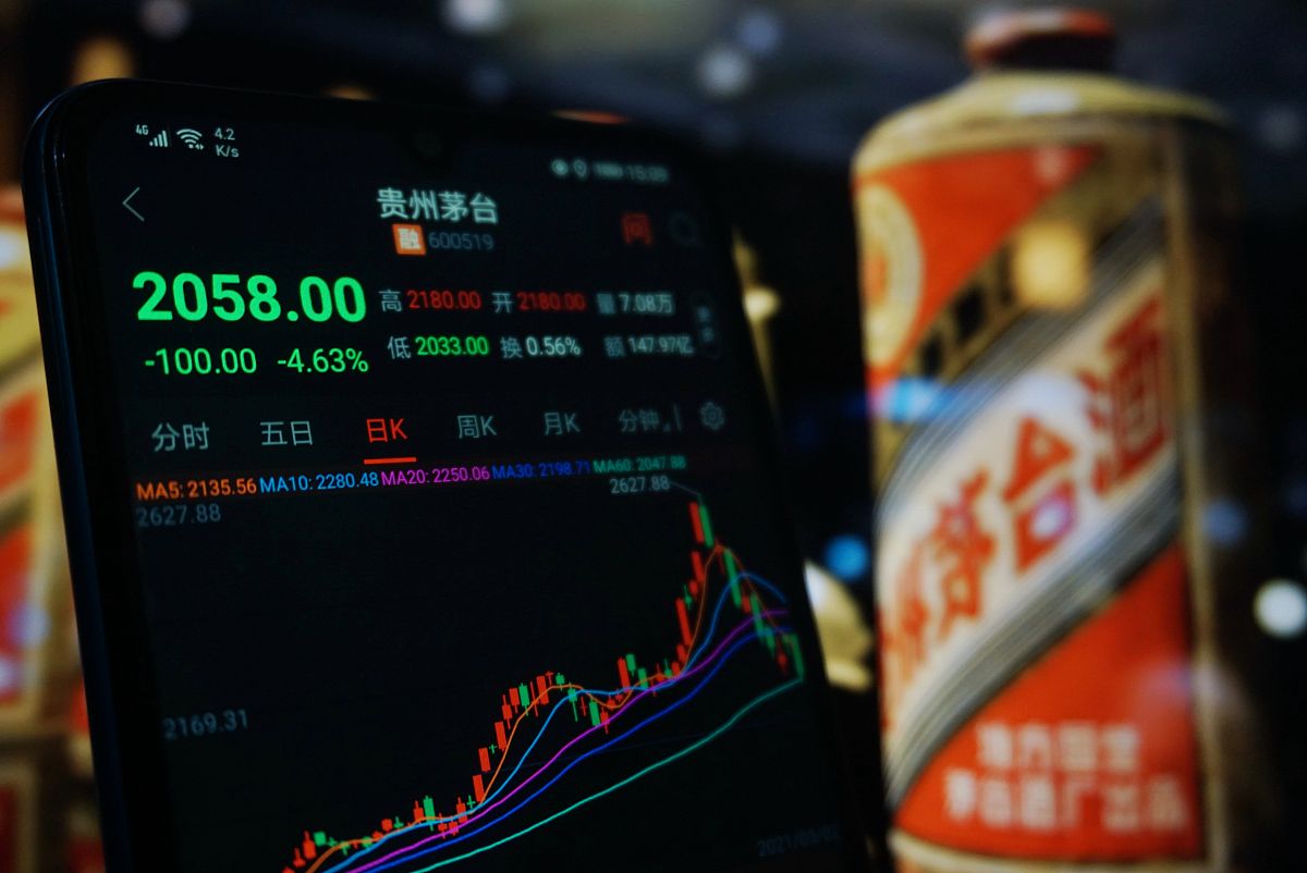 2021年3月2日,杭州股民在查看贵州茅台收盘价格.