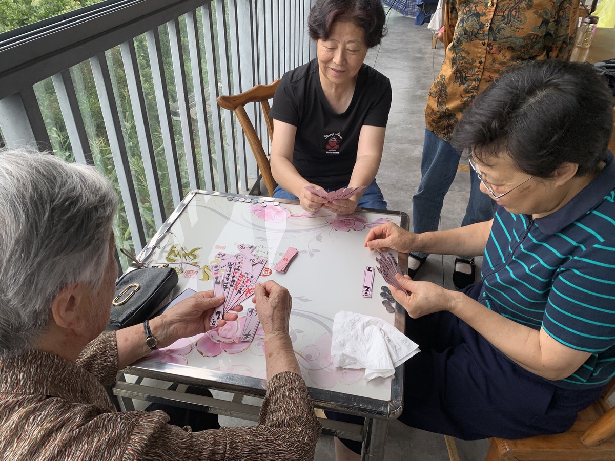 朱大婶是个开朗的北京市密云区居民今年57岁。两口子退休后生活富足一时总觉得没事可做。五年前在自己家里开了个小小的麻将馆平时街坊们聚在家里打打麻将唠唠嗑老伴也跟着凑凑热闹一起抽抽烟天天过着烟雾缭绕的神仙生活。半年前朱大婶开始觉得走路多了有点喘走1里地就需要歇一下。朱大婶自己觉得估计是平时有点累着了没太在意。两周前开始咳嗽也不发烧没什么痰。去社区医院看看说是有点感冒拿了点消炎药、感冒药吃也没怎么好。一
