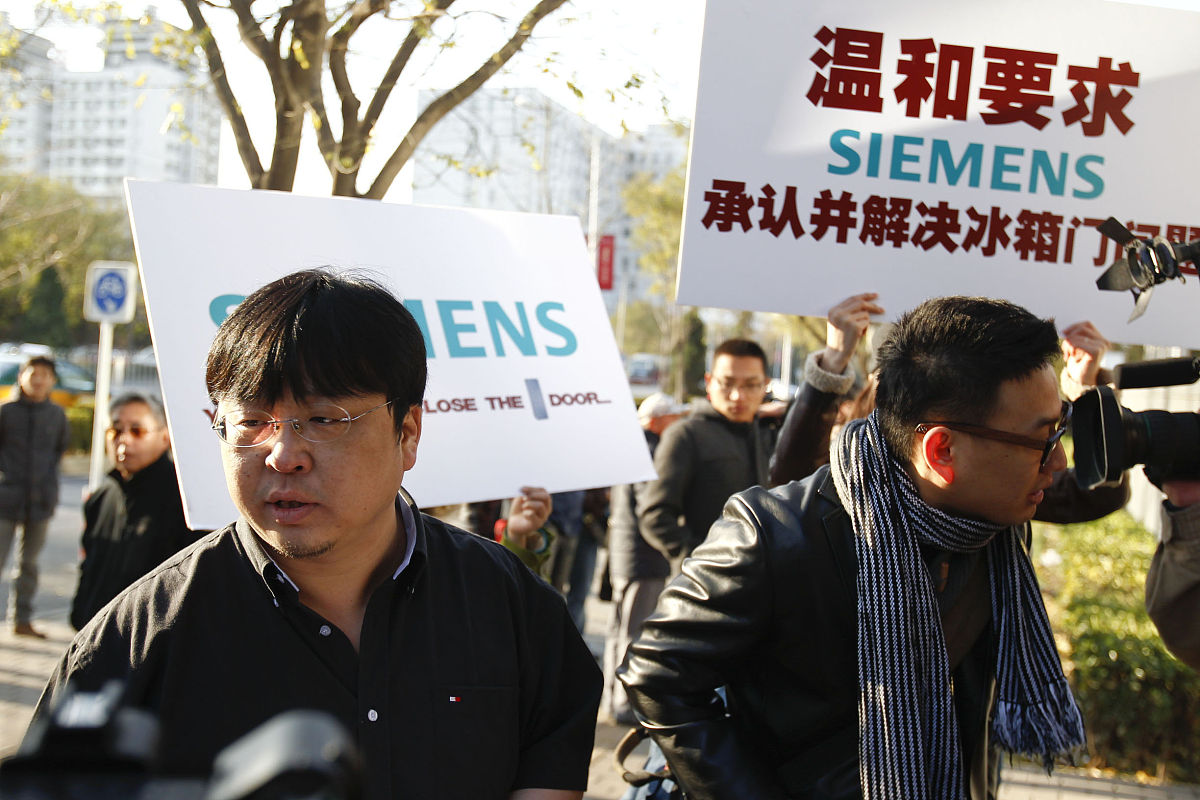2011年11月20日,北京,罗永浩和其他一些志愿者来到西门子公司北京总部