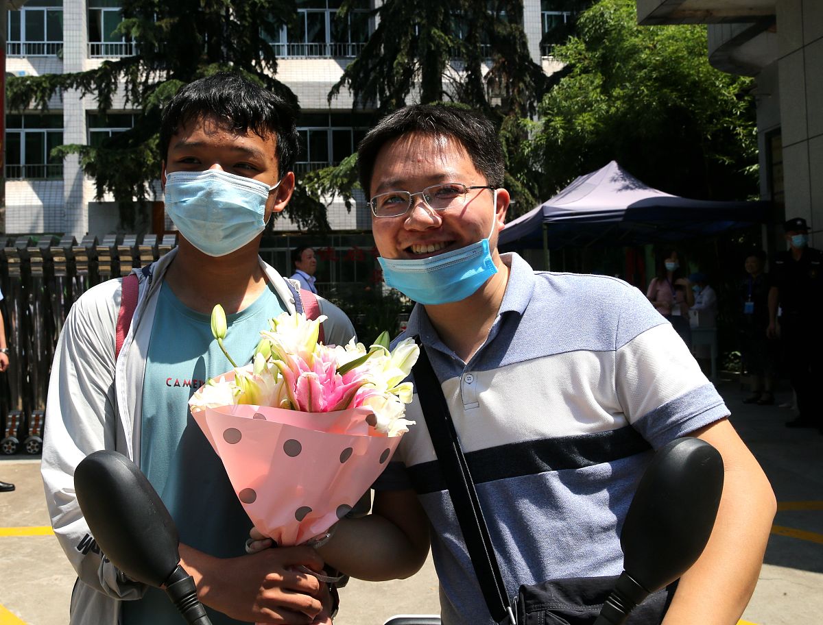老师紧急送医，学生突发疾病家长深表感谢