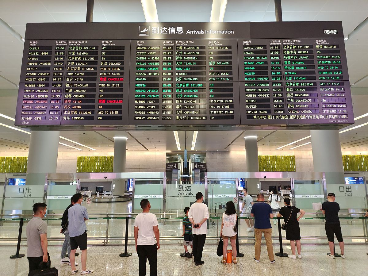 上海虹桥机场和浦东机场哪个机场的航班数量更多
