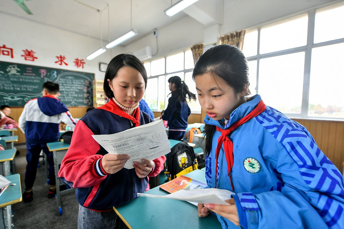 出一张分数乘除法的口算试卷，分子或分母是100以内的数，可约分，60道题