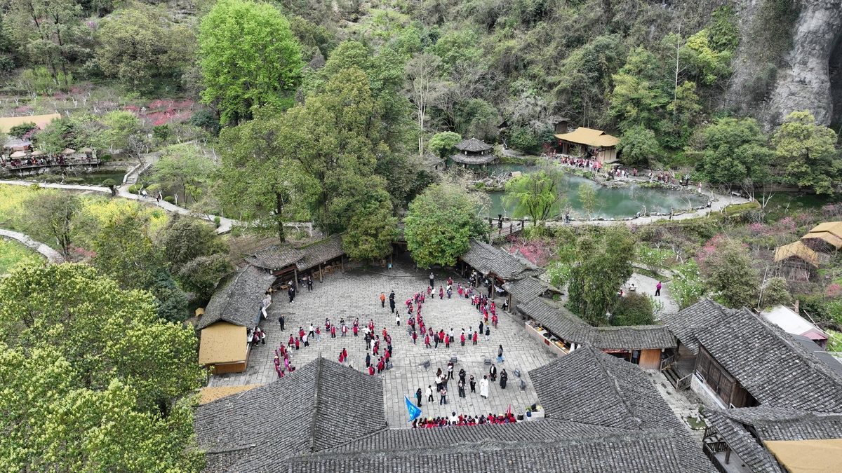 2026年3月30日,重庆酉阳,小学生在非遗传承人的指导下