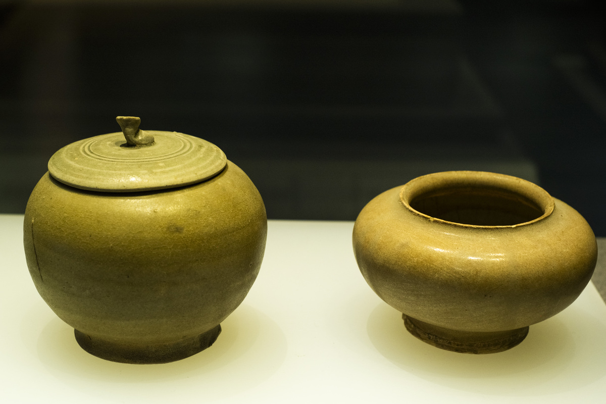 柴烧陶瓷罐和锡器存茶