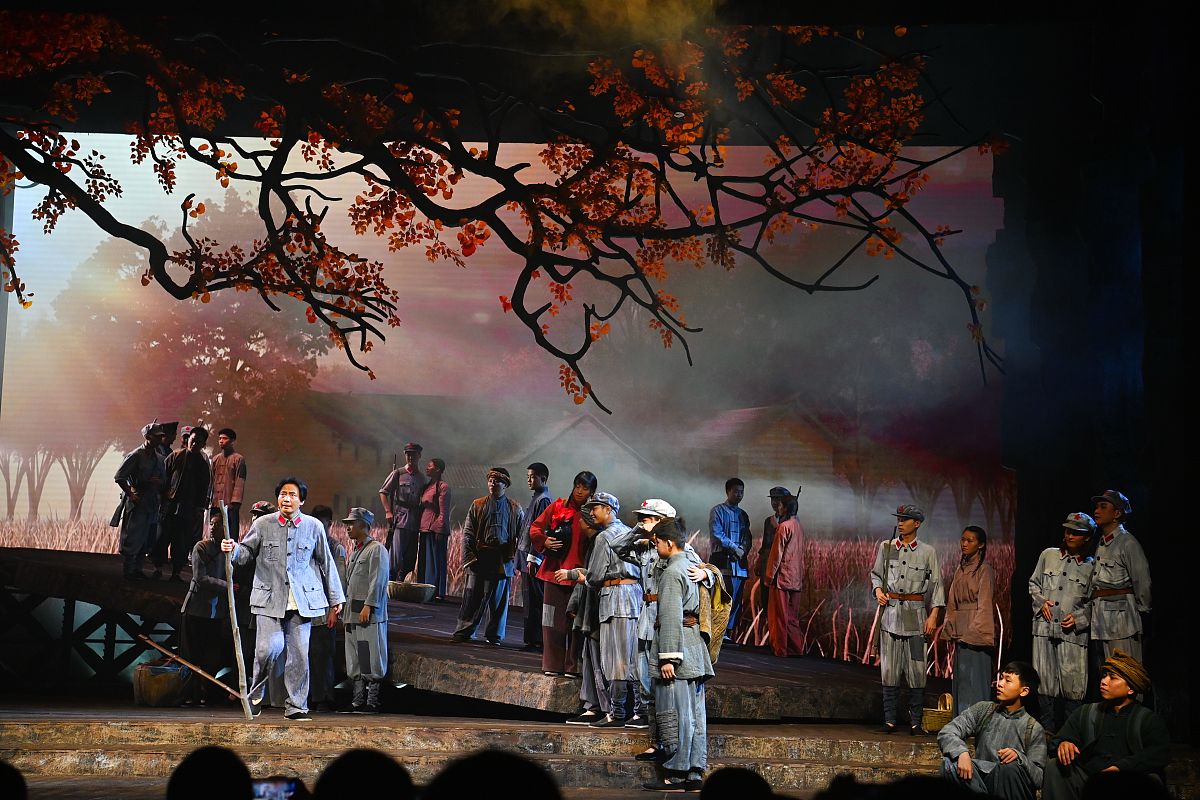 《红岩》经典电视剧：革命烈士的感人故事