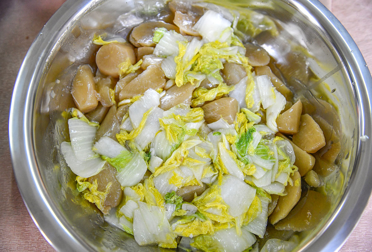 酸菜炖土豆的做法_酸菜炖土豆怎么做