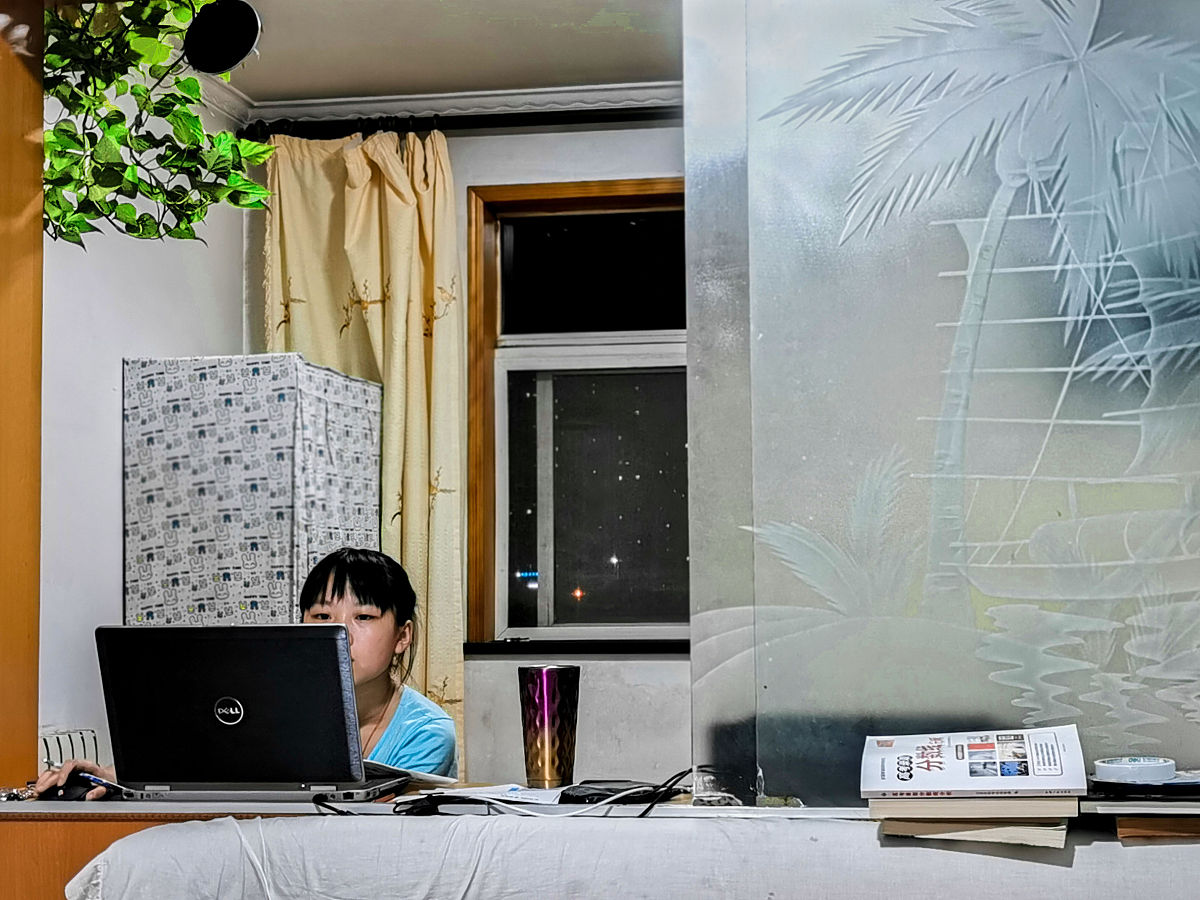 毕业典礼演讲稿 1000字 高一经历了军训我们得到了什么 高二我们有了自己的方向开始努力 高三收获了什么 校园生活