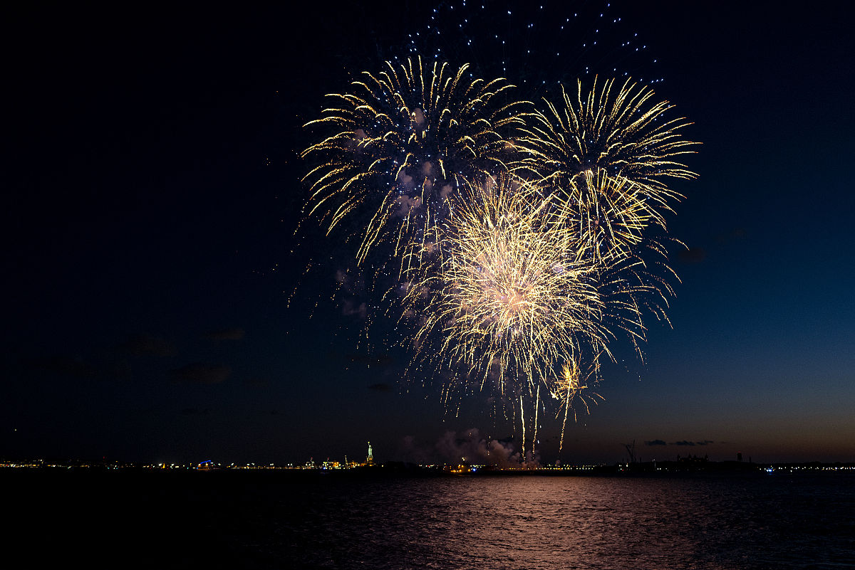 当地时间2021年6月15日,美国纽约,当地放烟花庆祝纽约州成人疫苗接种