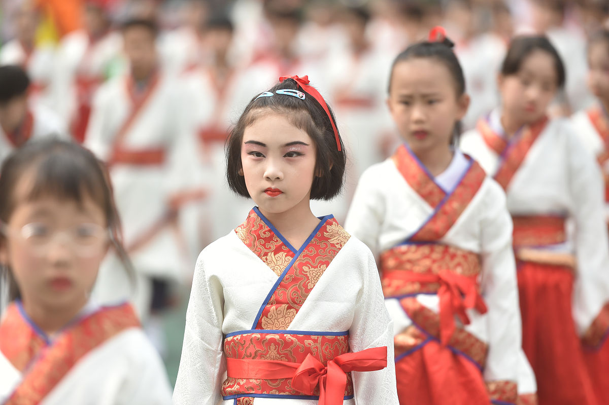 践行感恩学校共建美好未来。作品介绍