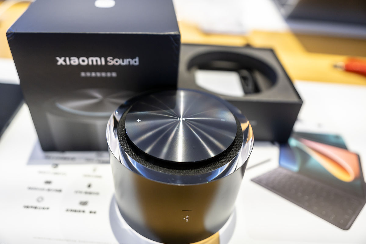 有了空气炸锅真的是方便了不少馋嘴的时候就做点小零食鸡块、薯条、披萨、烤肠……想想就又饿了这款空气炸锅相比其他炸锅就是颜值高支持手机APP操作联动小爱音箱。但是相较同价位容量却是小了一点只有35l不过也因此受热比较均匀炸烤东西可以不用反转。参考上述内容写一段关于小米空气炸锅的使用体验字数在400字左右语言通俗易懂不要太生硬和空洞