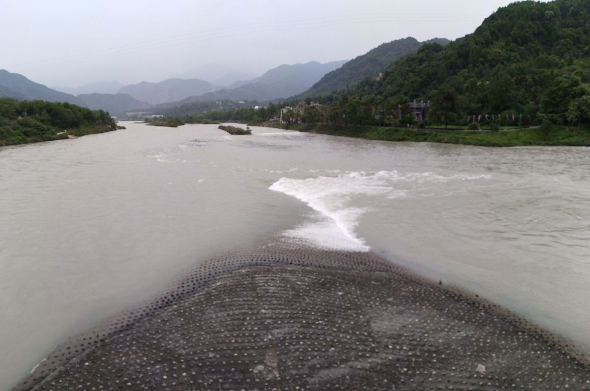 右岸阶地坝区渗漏问题：影响及解决方案