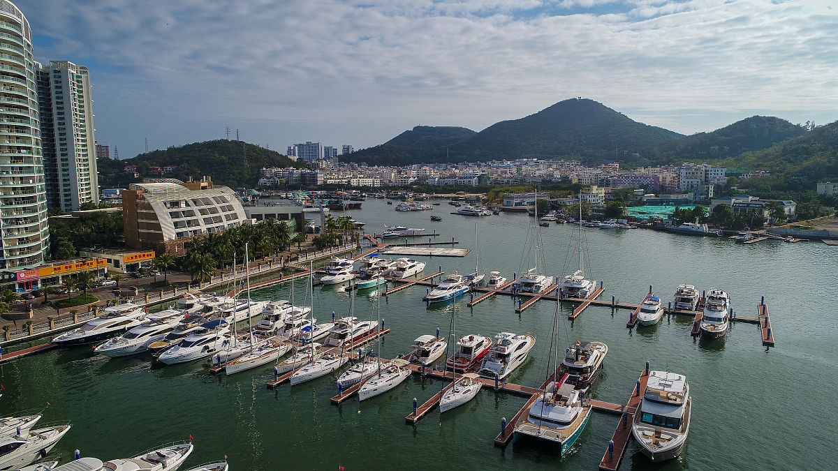 2019年1月19日,海南三亚,在鸿洲时代海岸海天盛筵港,各型号游艇靠泊在