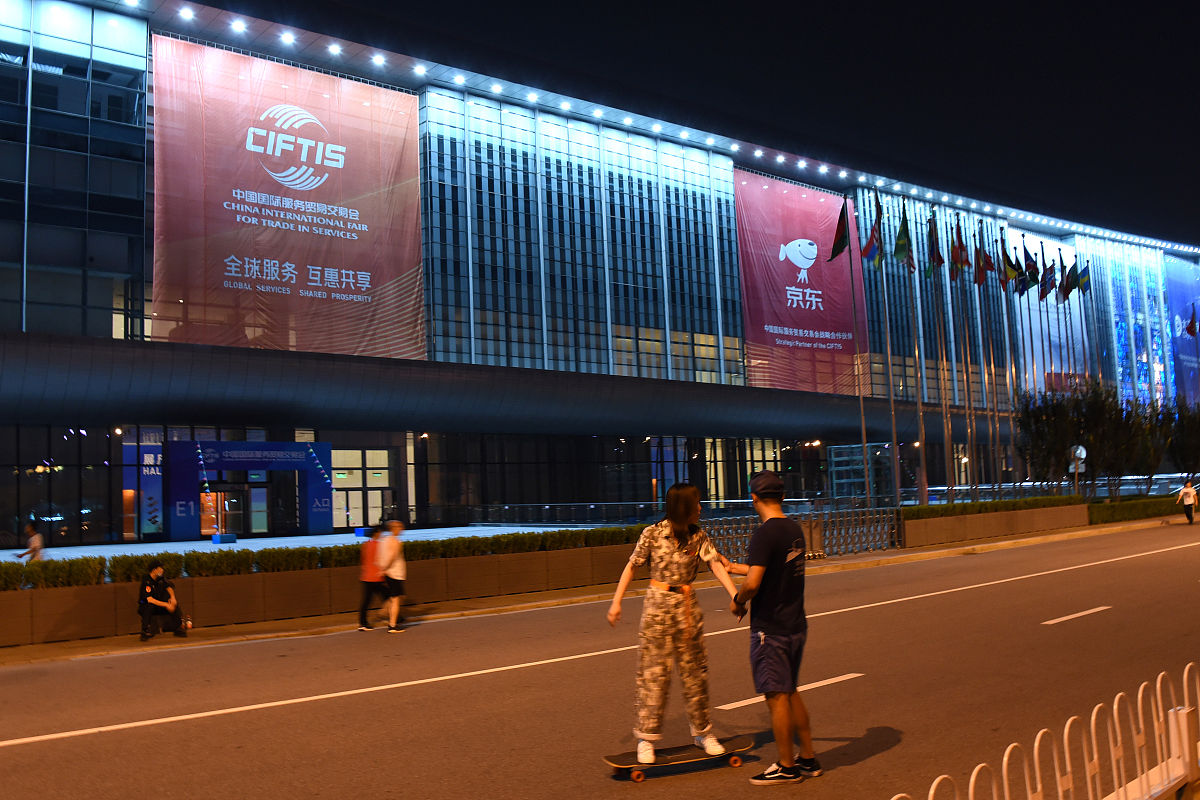 2020年8月30日夜,北京奥林匹克公园夜色璀璨,灯火辉煌,绚丽多彩,喜迎2