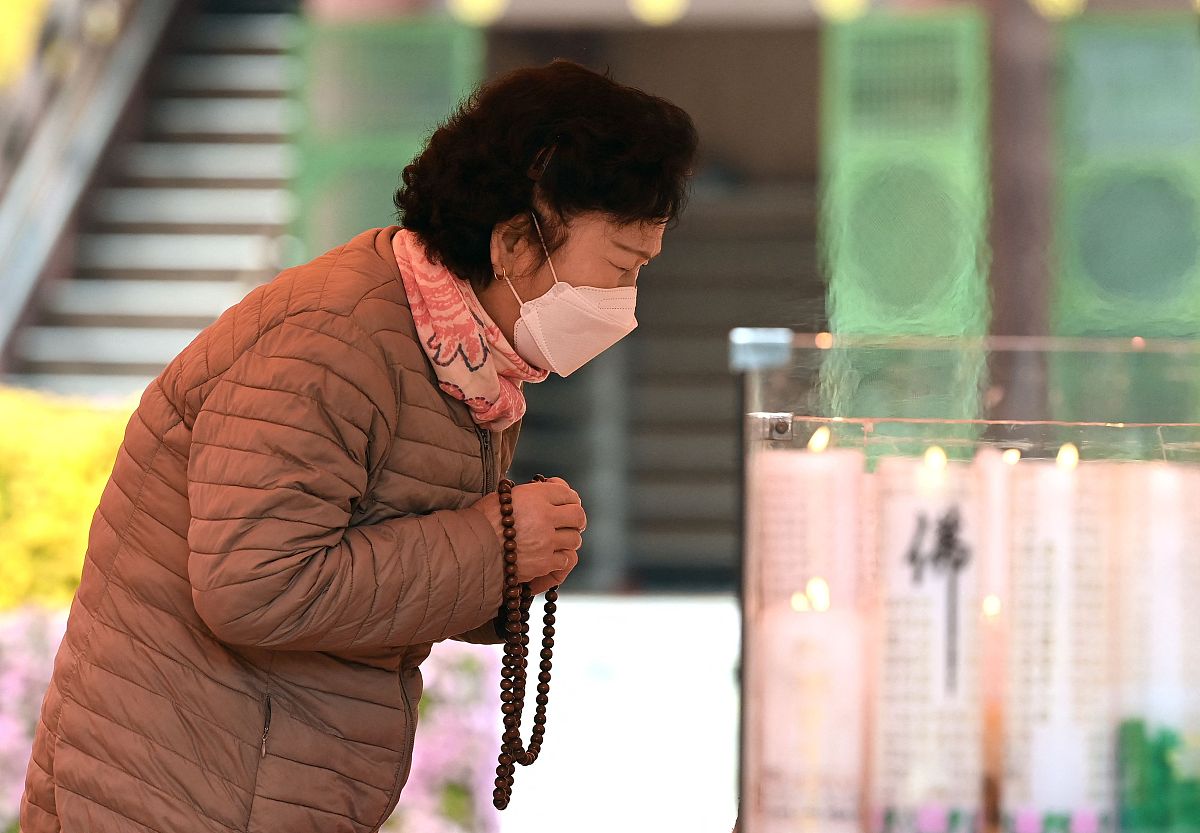 当地时间2021年11月18日,韩国首尔,考生家长在寺院祈福.韩国2022学年