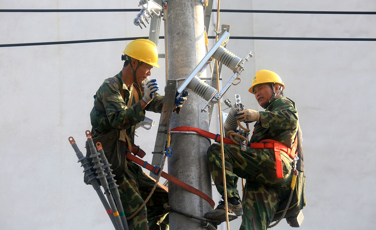 2 实习内容21高压配电线故障检修工作实习22变电设备状态诊断维修工作实习23电力维护安全工作实习写一篇在神木晶普电力有限责任公司进行输电线路维护实习的实习报告摘要写成一段话格式不少于300字。