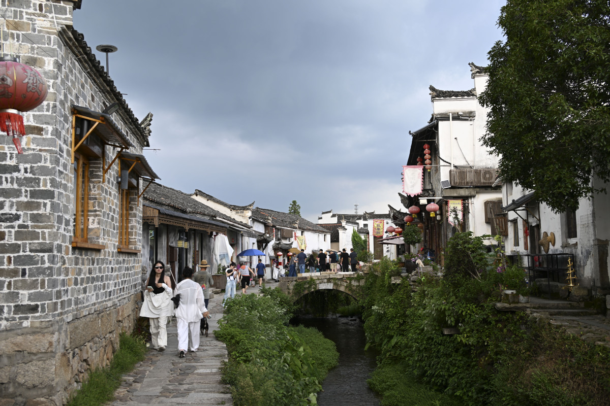 按照从早到晚的时间顺序拍摄一部人文纪录片片名为黎民。主要介绍了安徽宏村的人文从天亮人们起床吃一顿热腾腾的宏村特色美食开始到晚上人们劳作玩回家休息整个村落关了灯进入宁静的夜围绕宏村的美食、交通方式、宗祠文化、水利系统等方面细节描写写下15分钟的纪录片解说词。