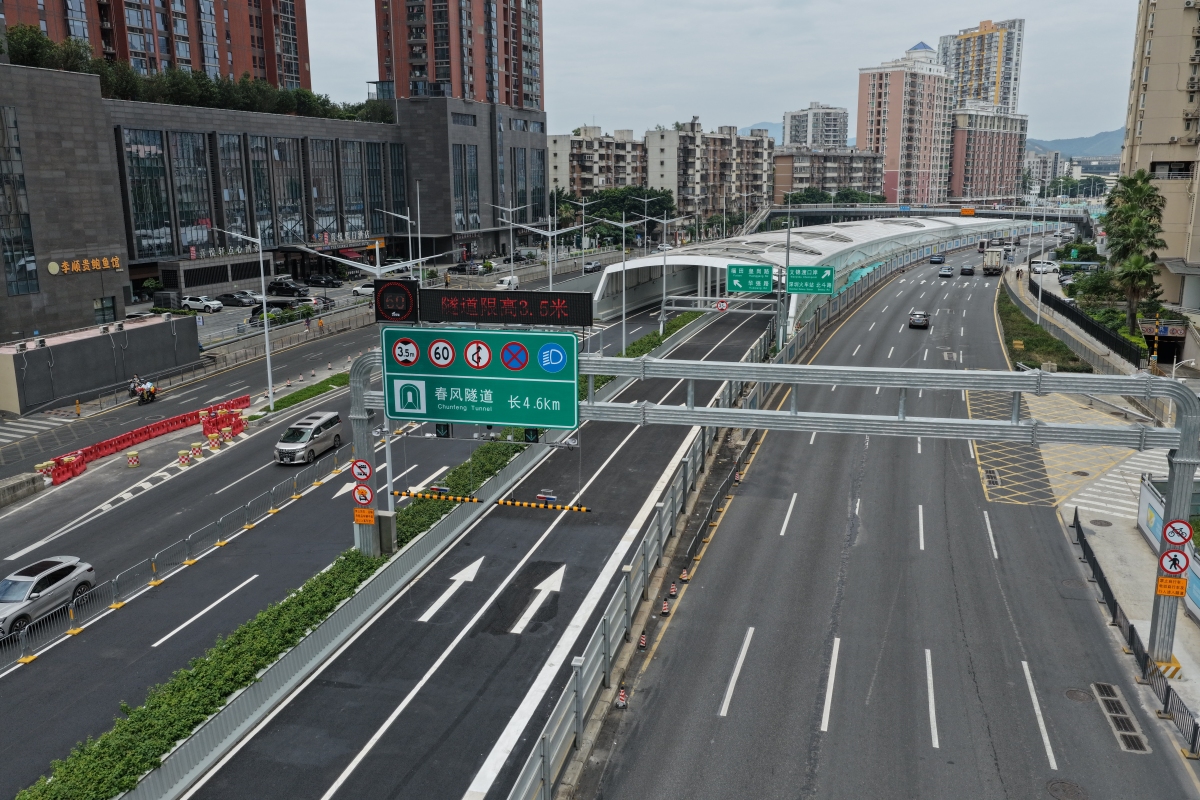 根据以下内容生成100个类似的地址名称位于东风东路南屏街近日隧道下穿东口、位于东风东路南屏街近日隧道下穿西口、位于小西门龟背立交桥下北侧、位于小菜园立交桥东侧