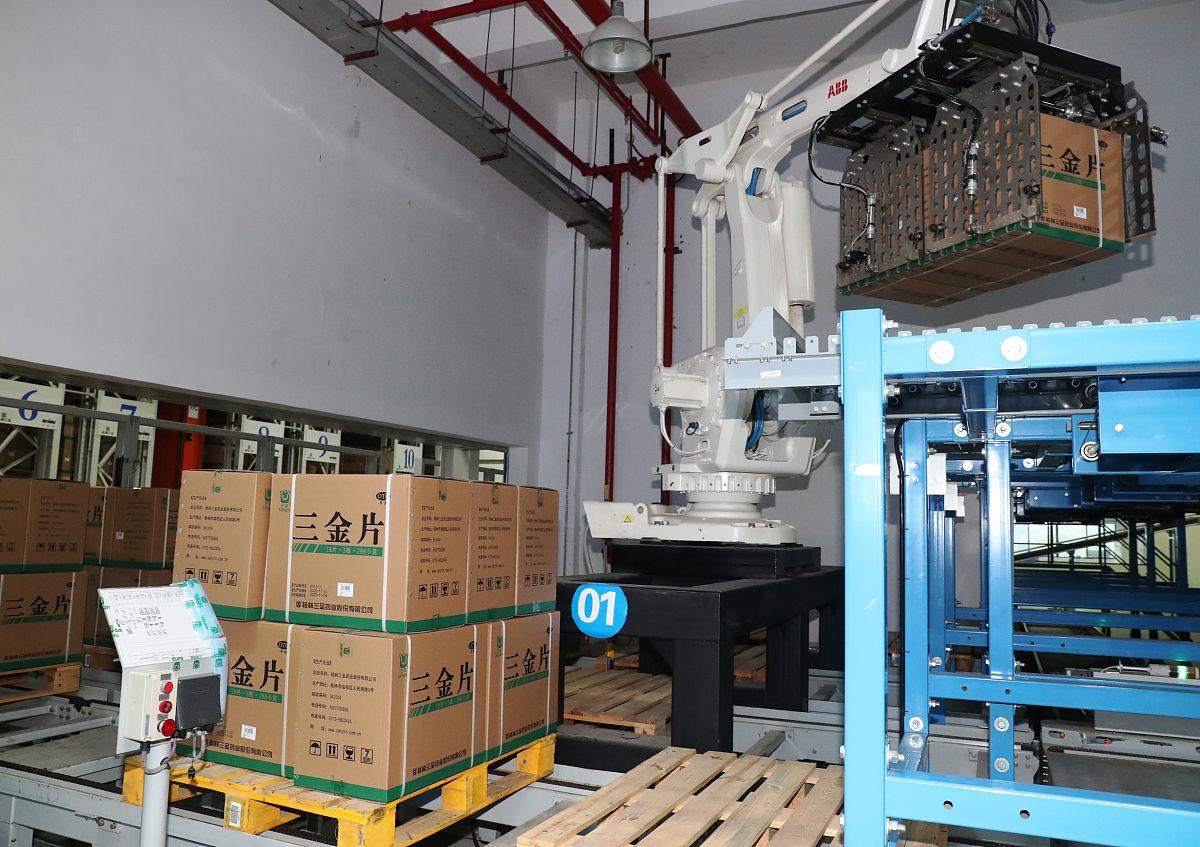 改写一下这段话;接收物料的实现首先需要收料员进入收料模块其次点击接收物料显示提示信息最后点击确认按钮接收成功后会进行提示