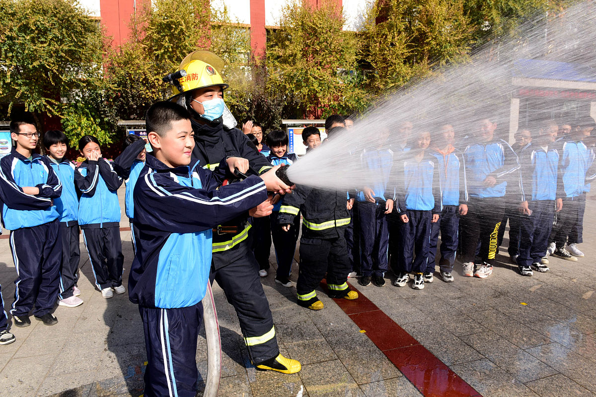 石家庄天使护士学校举行消防灭火器使用演练