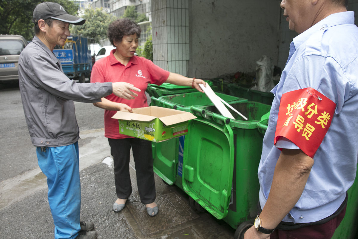 垃圾分类监督员：守护小区环境的“绿色使者”