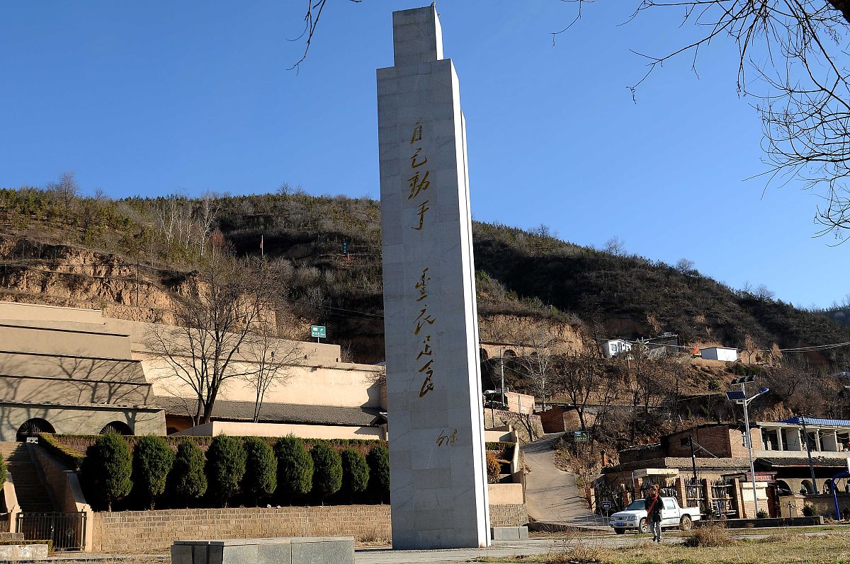 请你作为一名专业学者就甘肃省庆阳市红色旅游资源开发问题与策略为题写篇论文