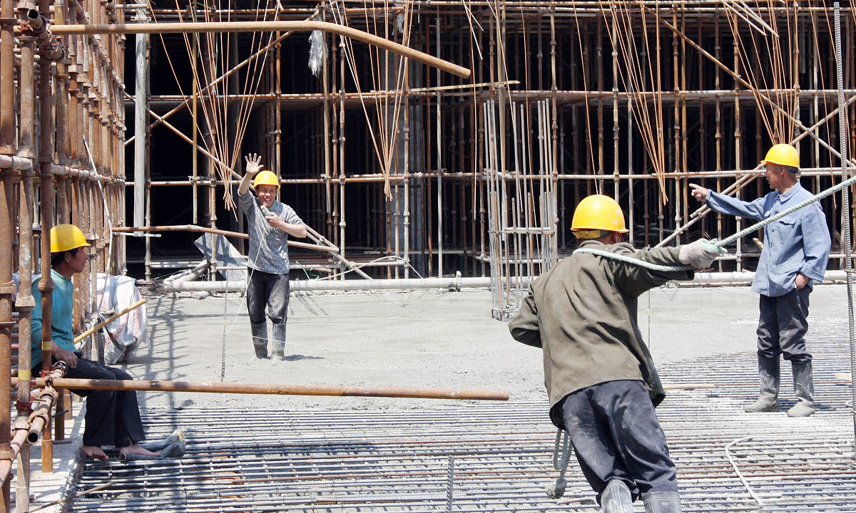 2010年5月12日,天津西站改扩建工程施工现场中铁二十局,中铁8局等施工