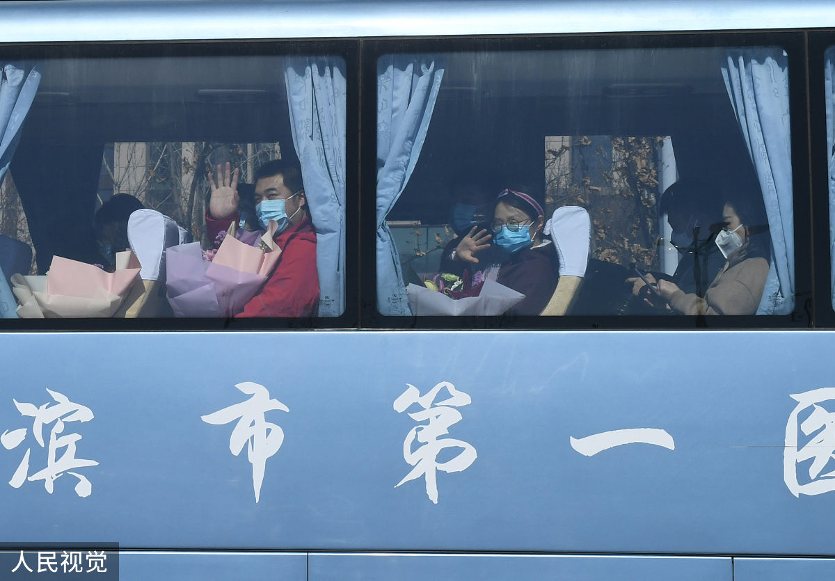 单位老师讲课时看着其中一位同事讲了一个领导要提拔一个同事问他意见的事是什