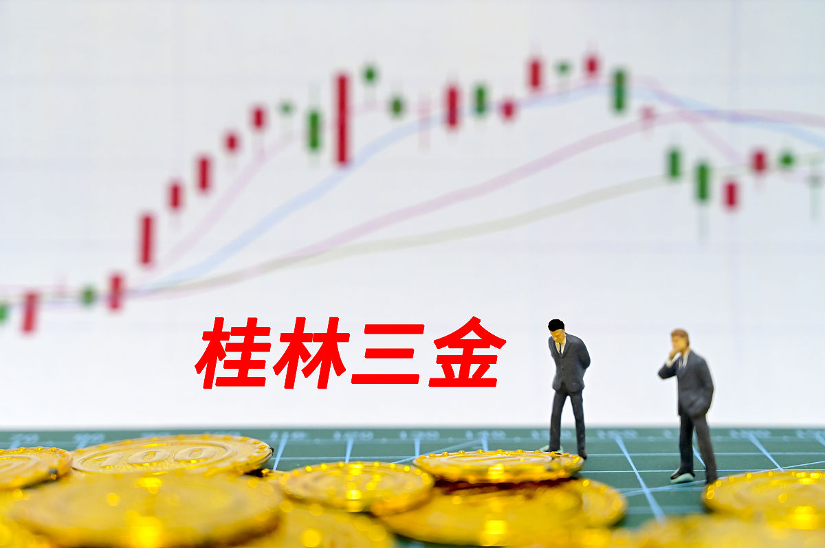 考虑一份两年期远期合约的多头头寸。标的资产是黄金其净储存和安全成本为每年 2连续复利计算。目前标的黄金的总价值为 1 亿美元。所有到期日的无风险年利率为 609每半年复利计算一次。请回答以下问题：1 该远期合约的远期价格和初始价值是多少？2 一年后黄金价值为 12 亿美元无风险利率保持不变。净储存和安全成本也保持不变。远期价格和远期合约价值是多少？
