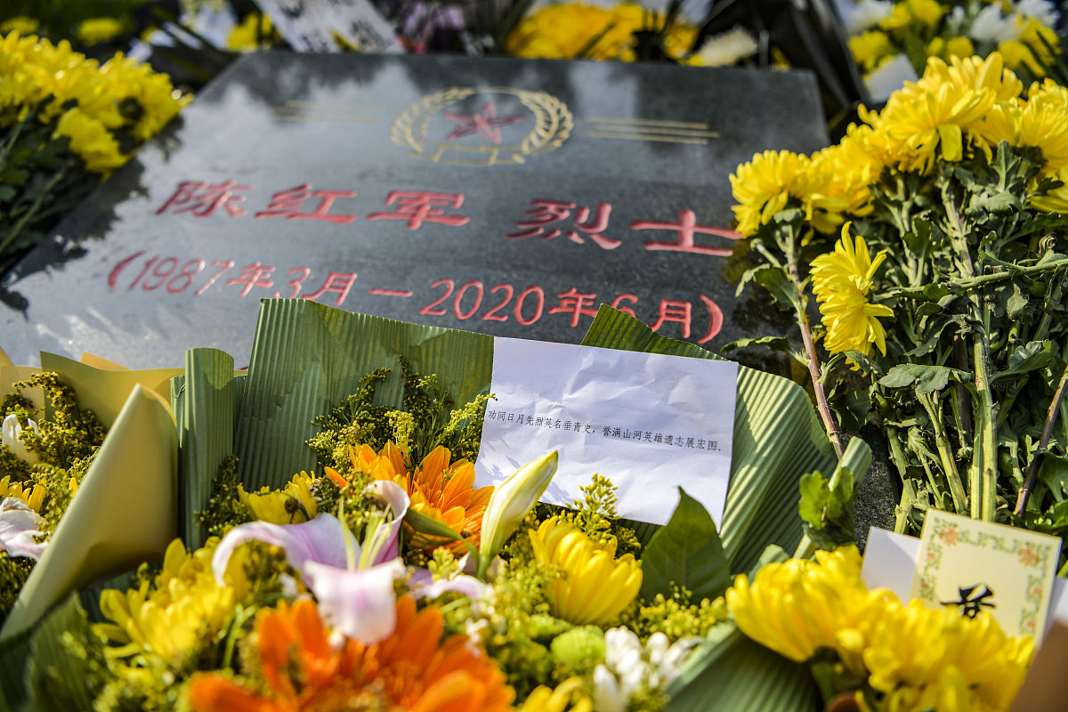 221年2月24日,兰州市烈士陵园,"卫国戍边英雄"陈红军墓前鲜花遍地.