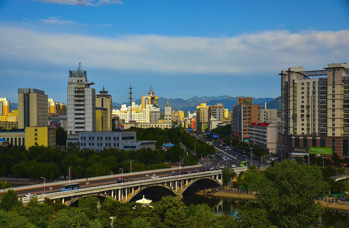 2020年5月23日,北京,密云空气清新,密云城区,白河在蓝天白云映衬下犹