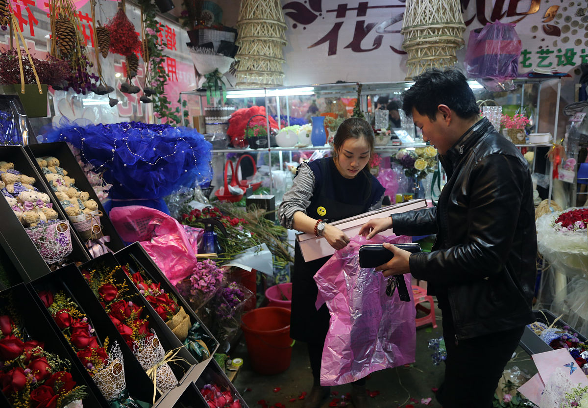 2017年2月14日,郑州,一花店老板欢欢在情人节收到近300个网络订单.情