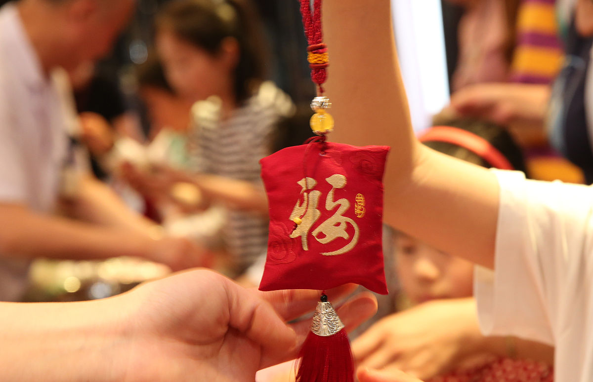 2019年5月25日,江苏省南通市城中小学江海小记者来到南通汉药研究所,