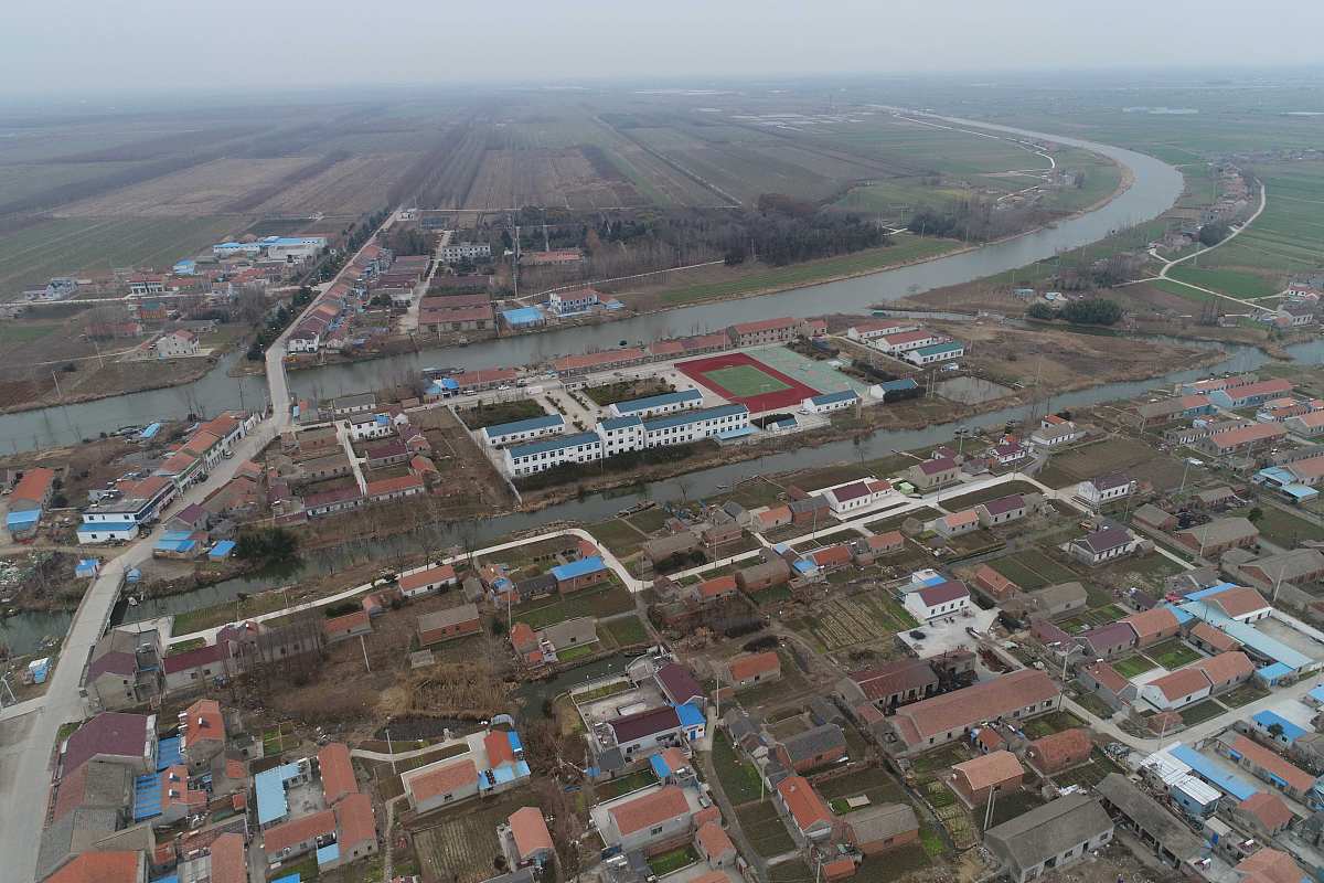 6月19日温县融媒在番田镇的协调下采访报道了温县万兴液压元件有限公司总经理李永波信慧实业有限责任公司总经理白慧兵并当晚在温县新闻头条播出起到了良好的宣传氛围6月20日县级融媒体温县发布题目为《咬定工业强镇目标番田镇拼了！》文章。请写1000字通讯稿。