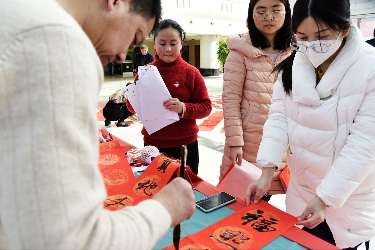 2021年2月7日,江苏南通,书法家在如皋市行政中心为机关党员干部书写廉