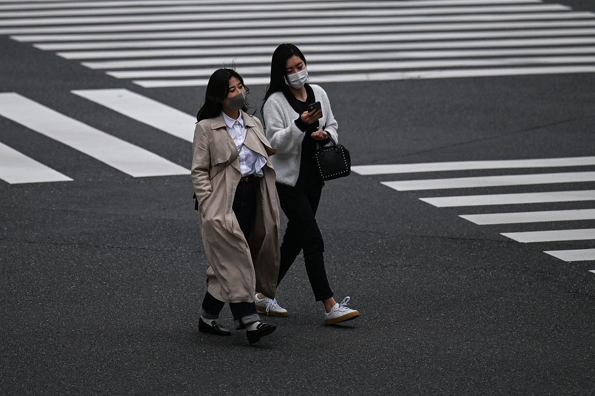 当地时间2021年4月9日,日本东京,民众戴口罩出行.世界卫生组织官网最