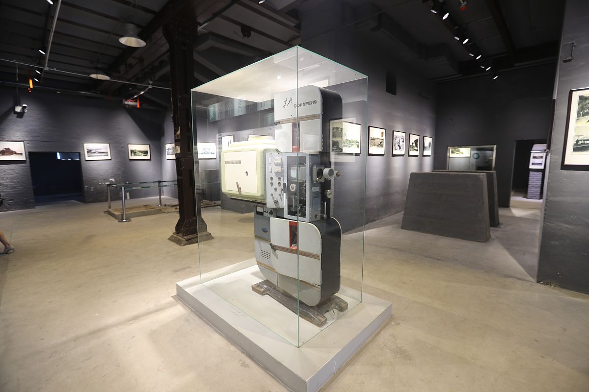 请你观看文章AWhen faced with the decision to choose between a museum or a gym I would opt for the museum While some may argue that gyms provide an opportunity to exercise and stay fit museums offer an inval