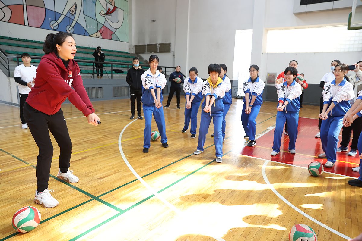 小学生颠球技巧训练：掌握传球和颠球两大关键