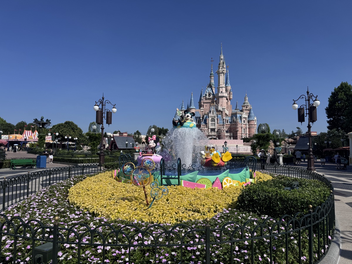 把下面这段文字改写成意思相同的200字的段落每个女孩心中都住着一位公主；每个童心未泯的你我都有着一个迪士尼梦。迪士尼不仅仅是一个主题乐园。它充满魔力可以让孩子体验童话世界让大人回归童真。