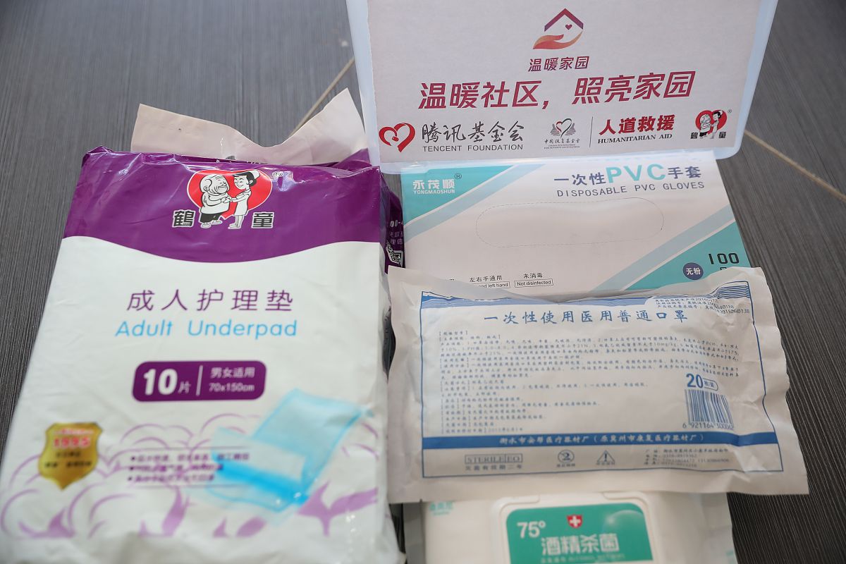 撰写一篇正式的专利申请文件包括说明书摘要说明书权利要求书其中权利要求书至少包括10个至少3个权利要求有成分配比数据；说明书要有具体实施例；一种湿厕巾长效消毒液包括以下成分1聚氨丙基双胍2西呲氯铵3十六烷基二甲基有机硅季铵盐4十二烷基三氧乙基硅烷5十六烷基二甲基氯化铵6芦荟提取液7癸基葡糖苷8甘油9柠檬酸10乙二胺四乙酸二钠11去离子水该配方可以克服现有技术不足如目前广泛使用的乙醇类消毒湿巾产品均具