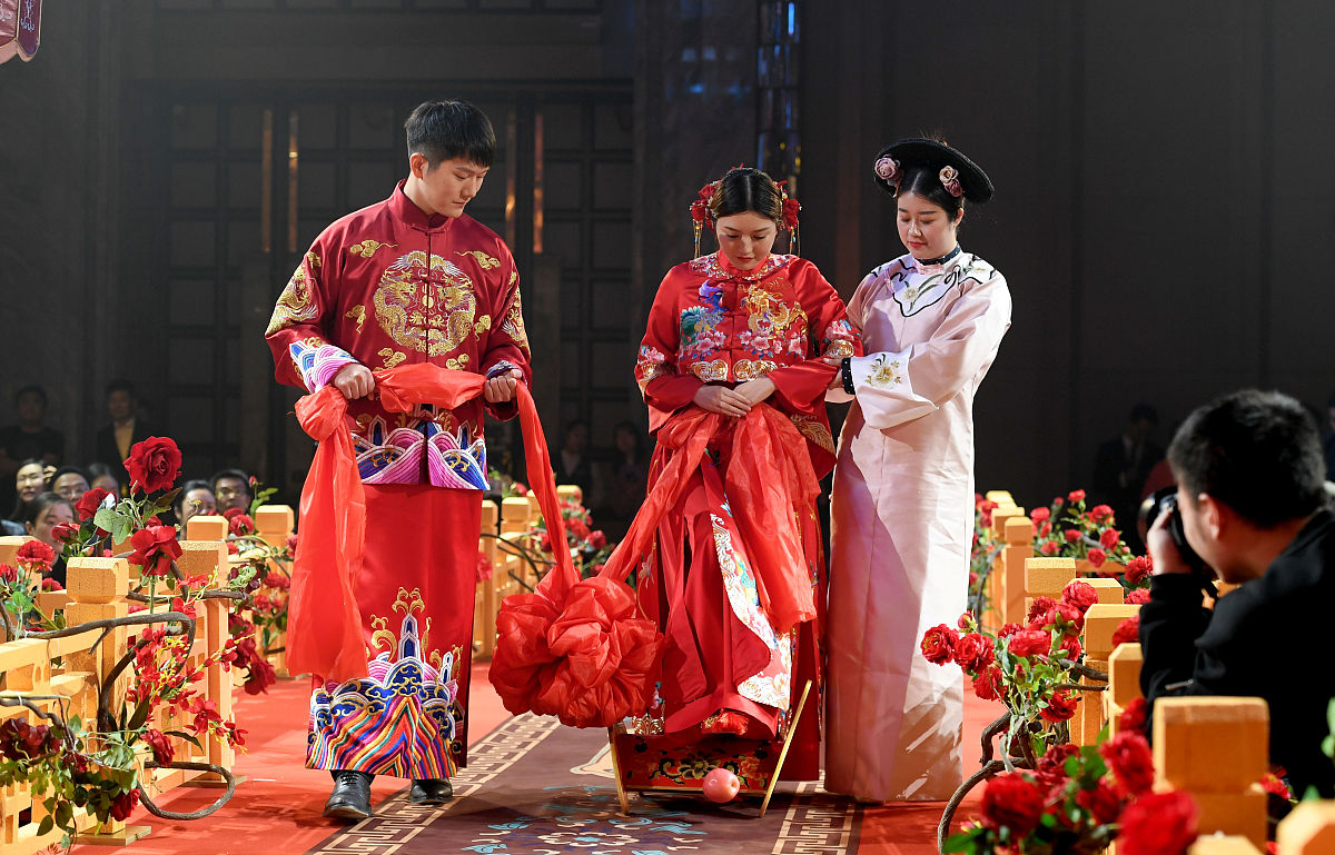 Evolution of Chinese Cultural Customs: A Glimpse into Modern Transformations