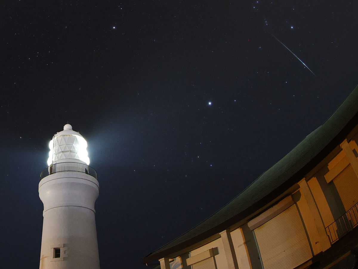 当地时间2020年12月14日,日本静冈县,当地观测到双子座流星雨.13日晚,