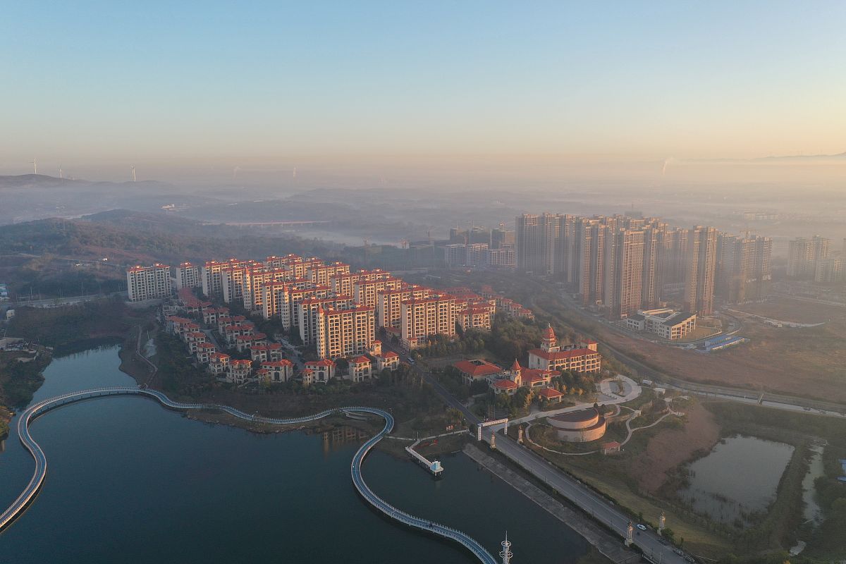 2021年11月14日,进入冬季,湖北省荆门市东宝区云雾缭绕,景美如画.