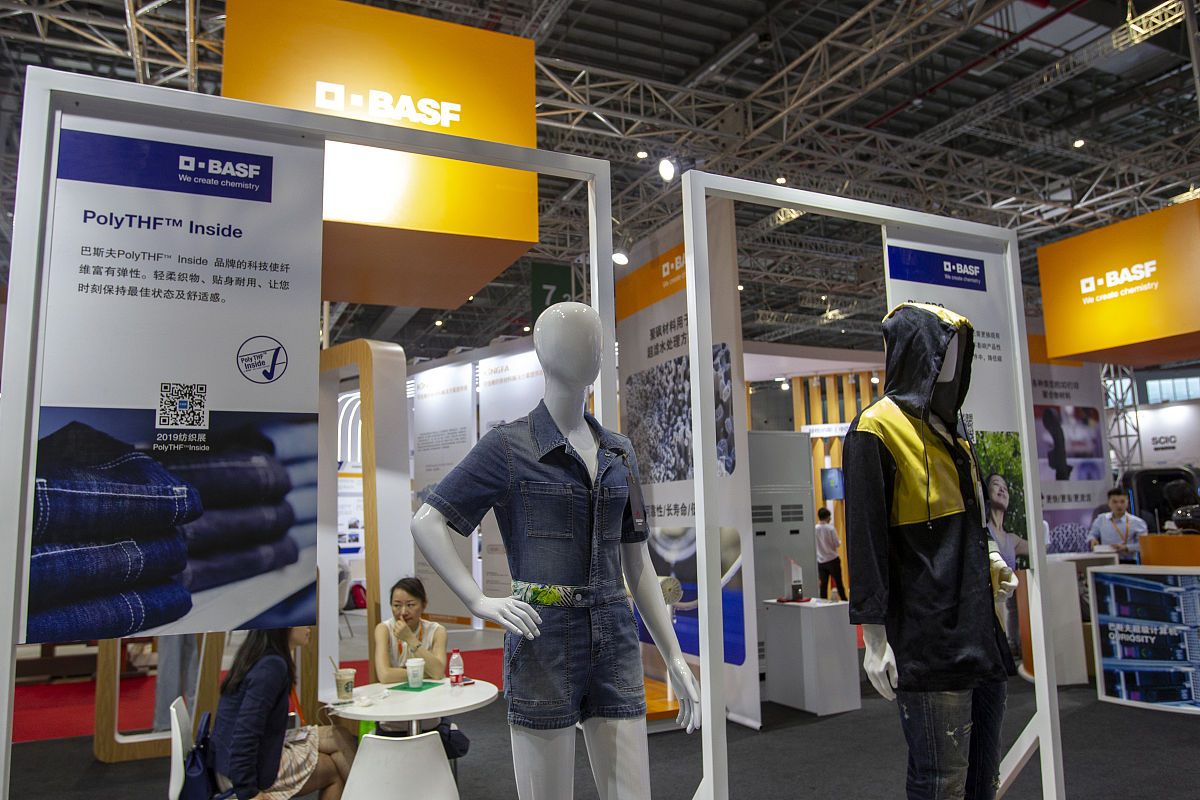 列举几种IPDI型聚氨酯弹性体在空气气氛下的热分解温度