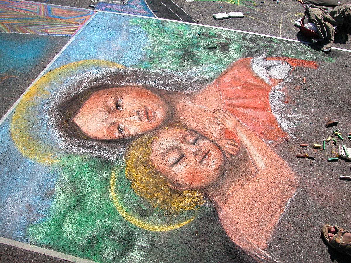 2011年8月15日,意大利曼图亚,一年一度的第39届街道绘画节上,来自世界
