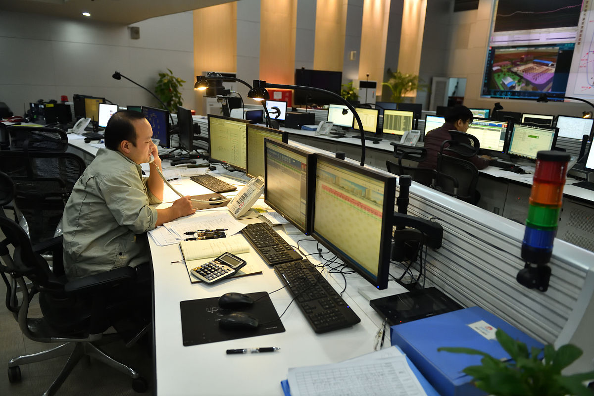 帮我写一份弱口令防治手册要求分为七个章节并每个章节有详细内容