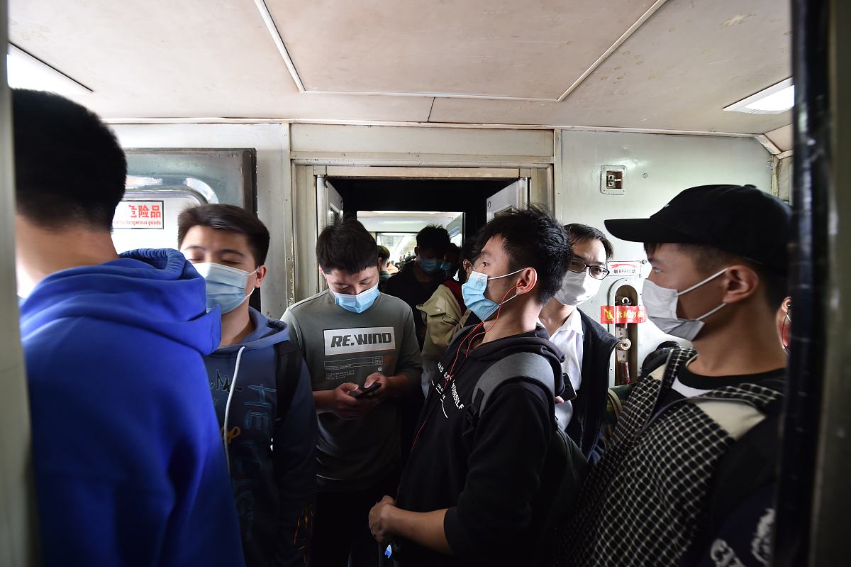 女子高铁拒换座遭殴打，天津铁路警方快速处置获赞